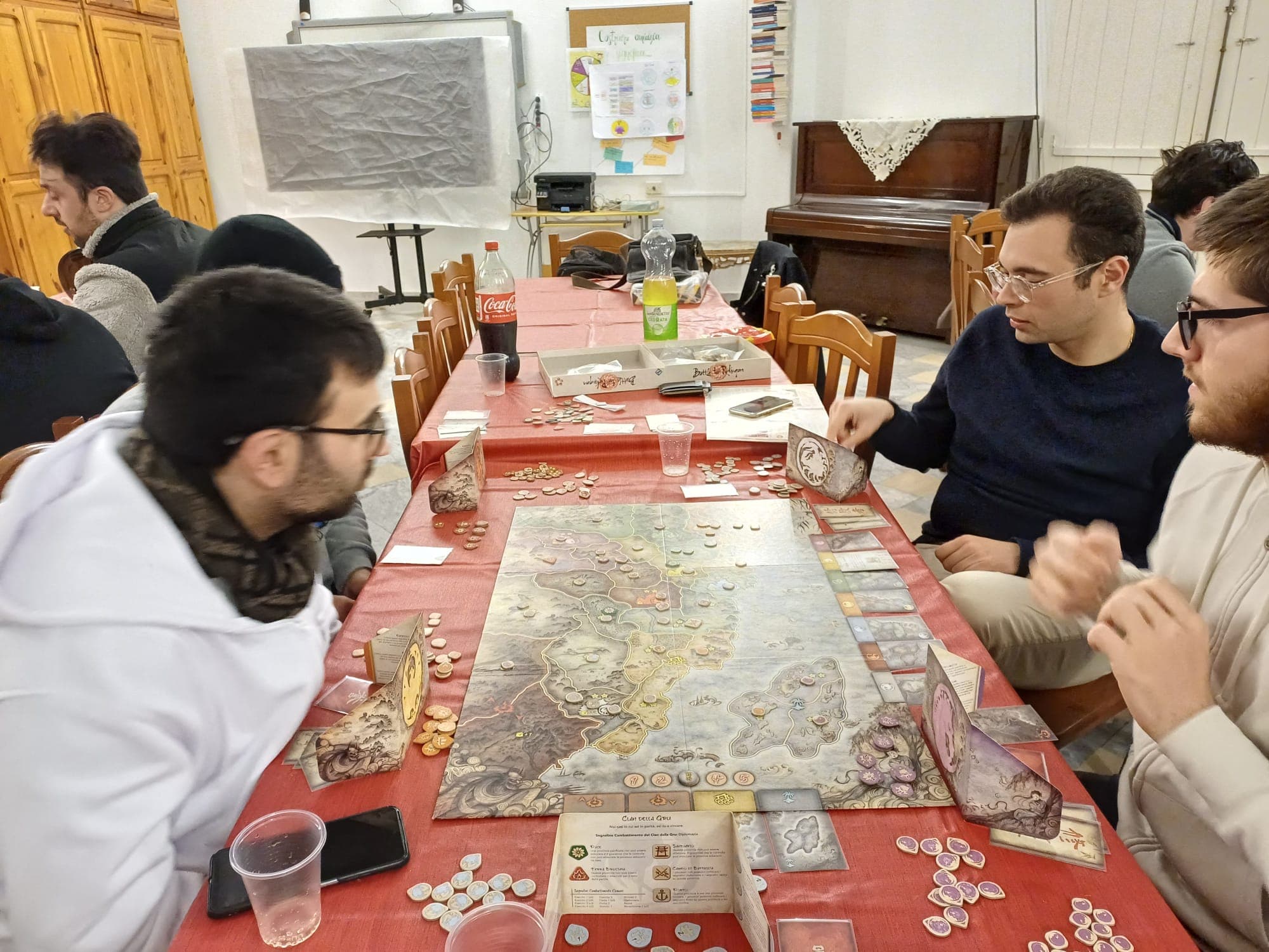 Tavolo con una partita di gioco da tavolo in corso